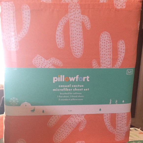pillowfort Other - Casual cactus microfiber Sheet Set full